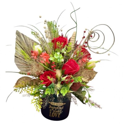 Aranjament floral elegant cu trandafiri din sapun parfumat, hortensie stabilizata si elemente decorative foto