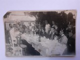 Fotografie tip CP din Rom&acirc;nia cu nuntași la masă &icirc;n 1937