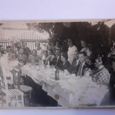 Fotografie tip CP din România cu nuntași la masă în 1937
