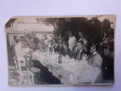 Fotografie tip CP din Rom&amp;acirc;nia cu nuntași la masă &amp;icirc;n 1937 foto