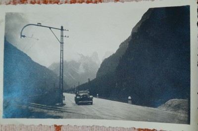 Fotografie, cu masina pe drum de munte, muntele Cristallo, 1936 foto