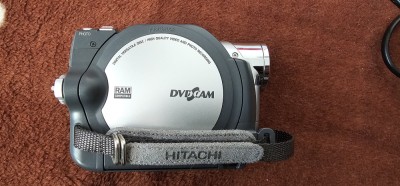 CAMERA VIDEO HITACHI MINI DVD MODEL DZ-MV780E + INCARCATOR . FUNCTIONEAZA CU DVD . foto