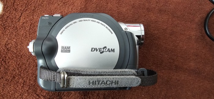 CAMERA VIDEO HITACHI MINI DVD MODEL DZ-MV780E + INCARCATOR . FUNCTIONEAZA CU DVD .