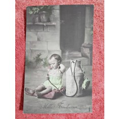 Fotografie tip carte postala, fetita langa un recipient cu apa, inceput de secol XX