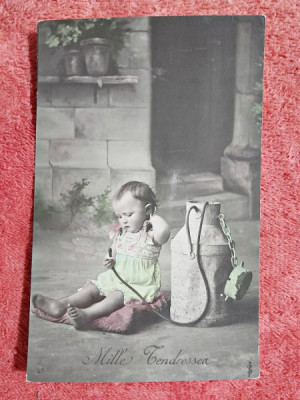 Fotografie tip carte postala, fetita langa un recipient cu apa, inceput de secol XX foto