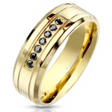 Bandă de oțel &icirc;ntr-un design colorat auriu - zirconii negre, finisaj lucios, 8 mm - Marime inel: 67