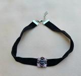 Cumpara ieftin COLIER CHOKER DIN CATIFEA CU ELEMENTE DECOR DIN CRISTAL COLORAT, ZARA