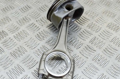 Piston PORSCHE CAYENNE 92A 2015 OEM: 94810301922,948.103.019.22,94810304827,948.103.048.27 13769313 foto