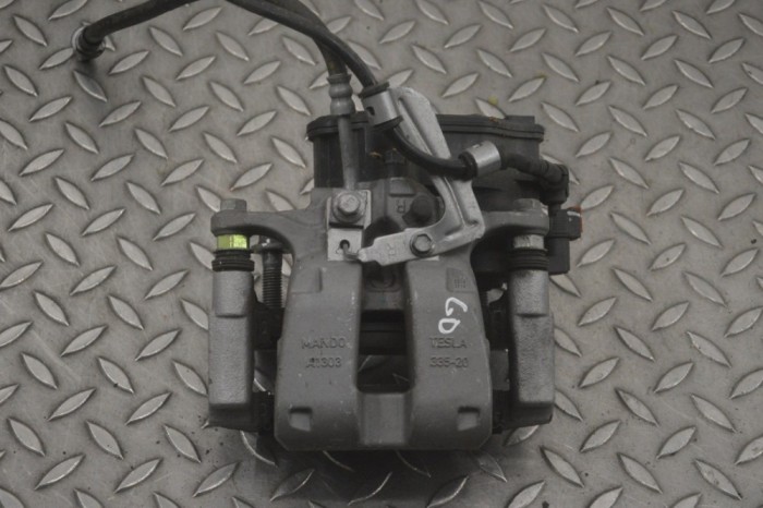 Etrier de fr&acirc;nă dreapta spate TESLA MODEL Y 2022 OEM: 1044626-00-B 24481553