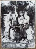 Familie de tarani in port, langa fantana, anii &#039;30// reproducere de epoca