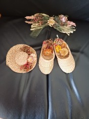 Decoratiuni artizanale din paie: papucei, palarie, pasarica