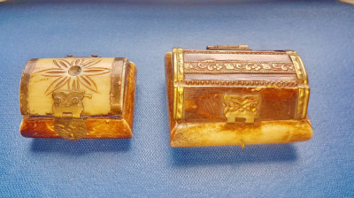 384-2 Casete mici bijuterii vechi manual executate din os masiv si alama. foto
