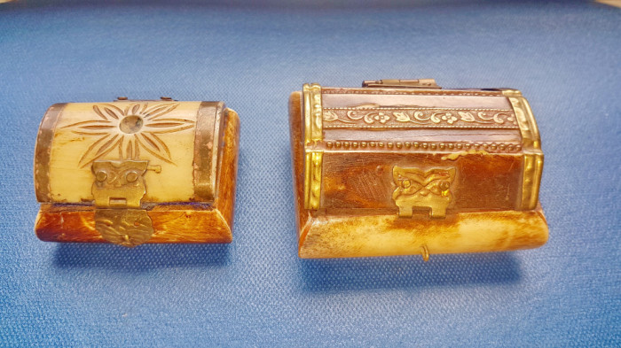 384-2 Casete mici bijuterii vechi manual executate din os masiv si alama.