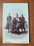Fotografie barbat cu 4 copii, pe carton, sfarsit de secol XIX