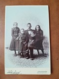 Fotografie Barbat &amp; 4 Copii, Carton Sec XIX, Alb-Negru 16x10 cm, Kato Jozsef