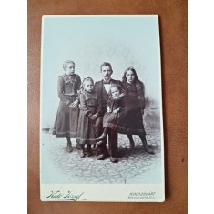 Fotografie barbat cu 4 copii, pe carton, sfarsit de secol XIX