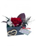 Aranjament floral cu trandafir criogenat, plante criogenate si uscate pe pat de licheni (Rosu), Eventissimi&reg;