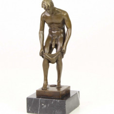 Barbat gol- statueta erotica pe soclu din marmura KF-77