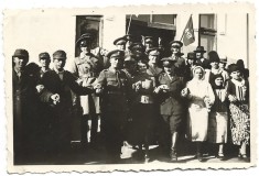 M1347N Cavaleriști din Regimentul 4 Roșiori Regina Maria &icirc;n horă cu civili, pe clădire fanion neregulamentar cu abrevierea regimentului (R4R), 1937