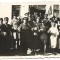 M1347N Cavaleriști din Regimentul 4 Roșiori Regina Maria &icirc;n horă cu civili, pe clădire fanion neregulamentar cu abrevierea regimentului (R4R), 1937