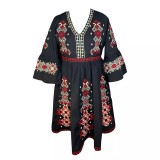 Cumpara ieftin Rochie traditionala evazata neagra cu motiv geometric multicolor - RTM34