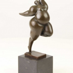 Femeie nud-statueta moderna din bronz pe un soclu din marmura FA-51
