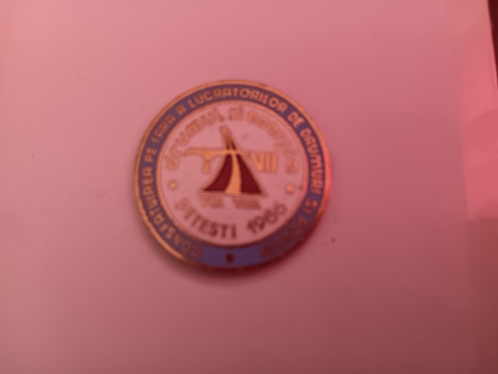 QW9 K 14 - Insigna - tematica constructii - drumuri si poduri - Pitesti 1986