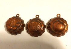 Lot 3 buc forma de briosa/prajitura, de tabla/metal aramiu pe exterior
