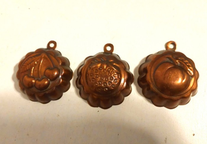 Lot 3 buc forma de briosa/prajitura, de tabla/metal aramiu pe exterior
