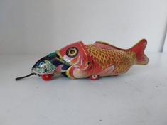 Jucărie metalică tin toy vintage &bdquo;balena care măn&acirc;ncă pește&rdquo;, mecanism pe arc, China, model clasic retro, colectie de jucării metalice, MS 229