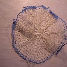 Macrame (mileu) cu margine dantelata albastra (3) cu diametru de 21 cm