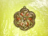 H477-Brosa veche bronz masiv cu ornamente bachelita maro floare cu 6 frunze gravata perioada 1900, maxim interbelica stare foarte buna, 5/4,5 cm.