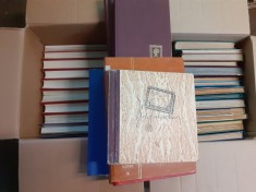 Doua cutii pline cu materiale filatelice diverse, clasoare, timbre foto