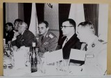 GRUP DE OFITERI DE RANG INALT, ROMANI SI STRAINI , IN TIMPUL UNUI DINEU , FOTOGRAFIE DE GRUP , ANII &#039;70 - 80