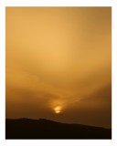 Tablou Canvas, "Apus de soare peste dealuri &icirc;ntunecate", Aur, Apus, Silueta, Nor, Cer, Lumină, Calm, Orizont, Coline, Strălucire, Amurg, Peisaj, 26 x