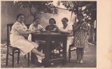 P1836N Femei juc&acirc;nd cărți, Rom&acirc;nia, fotografie din perioada interbelică