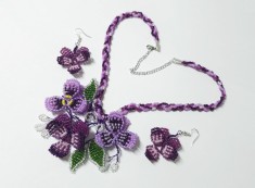 Set bijuterii Panselute mov, colier, cercei, handmade margele unicat