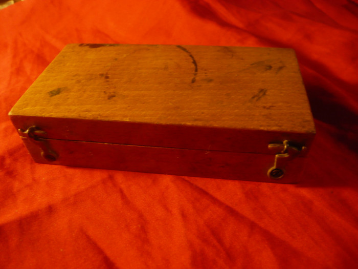 Cutie veche lemn cu 8 greutati pt balanta ,dim.= 11x5,8x2,8cm