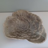 Farfurie veche, decorativa, forma frunza, stare excelenta