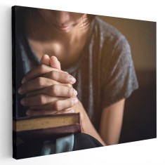 Tablou canvas femeie cu Biblie rugandu-se, maro, gri 1180 Tablou canvas pe panza CU RAMA 20x30 cm