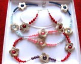 SET COLIER SI CERCEI CU PERLE SINTETICE COLORATE SET HAND MADE