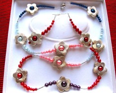SET COLIER SI CERCEI CU PERLE SINTETICE COLORATE SET HAND MADE