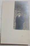 Fotografie tip Carte postala, Barbat cu palarie si baston, perioada interbelica