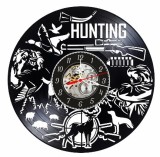 Ceas de perete decorativ realizat din disc de vinil, Model Vanatoare Premium cu Pusca, Cerb in Tinta, Caine Brac si Mistreti, Text Hunting, Negru, 30