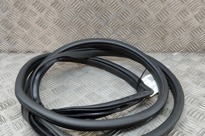 Garnitura ușă dreapta spate KIA STONIC YB 2023 OEM: 83120-H8400 | 22966799