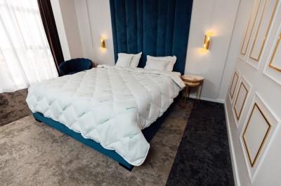 Pilota iarna aloe vera matlasata AloeDream Coneltex, dimensiuni 200x210 cm, dreptunghiulara, culoare alba, umplutura fibra siliconizata antialergica, foto