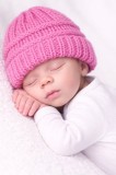 Caciulita roz ciclamen crosetata tip fes pentru bebelusi (Marime Disponibila:
