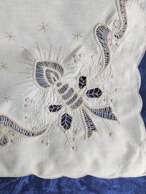 Față de masă broderie și panglici foto