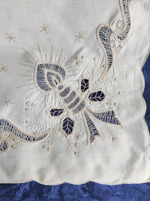 Față de masă broderie și panglici