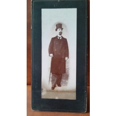 Fotografie pe carton, barbat cu joben si baston, perioada interbelica